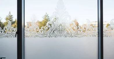 Vidros com película decorativa ou fosca para privacidade