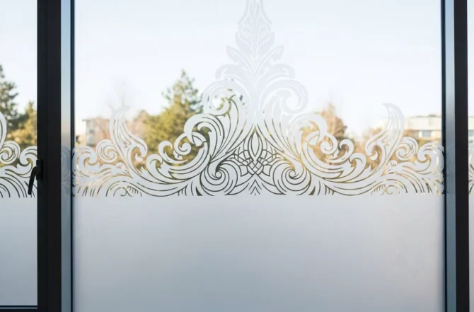 Vidros com película decorativa ou fosca para privacidade
